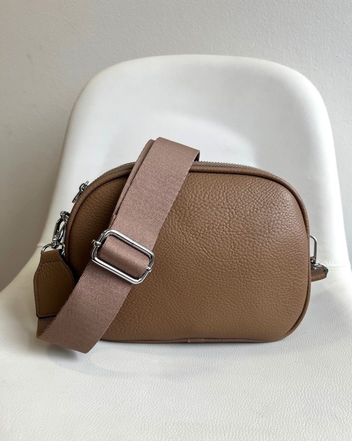 Hnedá crossbody s troma priehradkami - malá a praktická